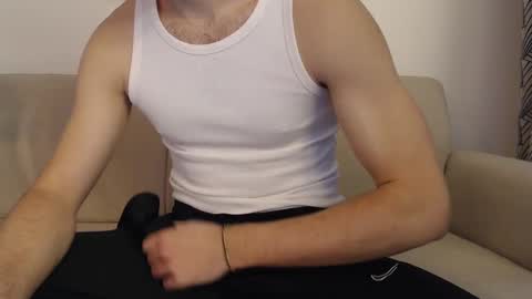 Snapshot of studfromparis chatting on February 18, 2:49 pm Stud From Paris online show from February 18, 2:49 pm