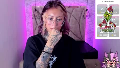 Snapshot of succubus_girl_ chatting on December 15, 4:48 pm Alexy online show from December 15, 4:48 pm