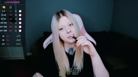 Snapshot of succubus_leslie chatting on March 7, 10:24 am succubus_leslie online show from March 7, 10:24 am