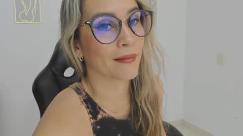 sugar_milff online show from December 19, 1:50 pm