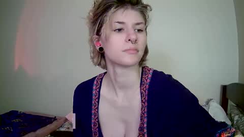 Snapshot of suicunebitch chatting on December 24, 1:27 am Ophelia online show from December 24, 1:27 am
