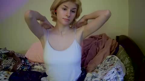 Snapshot of suicunebitch chatting on January 3, 1:35 pm Ophelia online show from January 3, 1:35 pm