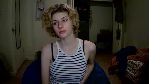 Snapshot of suicunebitch chatting on December 8, 4:44 am Ophelia online show from December 8, 4:44 am