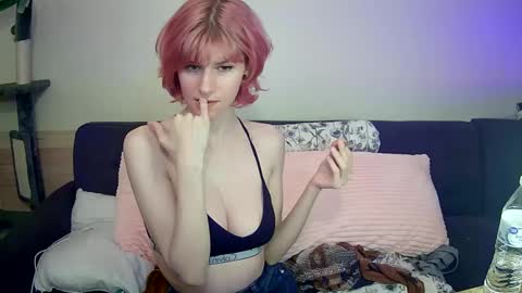 Snapshot of suicunebitch chatting on February 6, 2:15 pm Ophelia online show from February 6, 2:15 pm