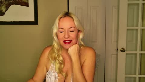 Snapshot of summerishotter chatting on October 26, 7:35 pm Amber online show from October 26, 7:35 pm