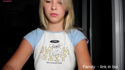 Snapshot of sun_shine_baby chatting on February 22, 5:57 pm Hannah online show from February 22, 5:57 pm