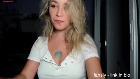 Snapshot of sun_shine_baby chatting on December 9, 3:22 pm Hannah online show from December 9, 3:22 pm