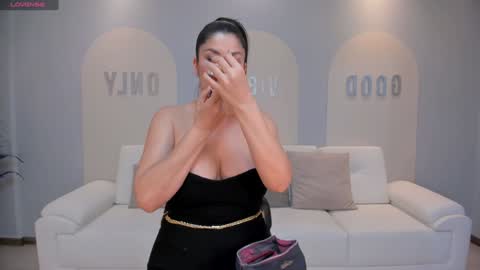 Snapshot of sunnyrivers_ chatting on February 5, 6:48 pm Sunny Rivers online show from February 5, 6:48 pm