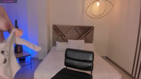 Snapshot of sunnyrivers_ chatting on February 12, 12:37 am Sunny Rivers online show from February 12, 12:37 am