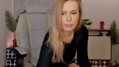 Snapshot of sunshine_avenue chatting on September 17, 3:26 pm sunshine_avenue online show from September 17, 3:26 pm