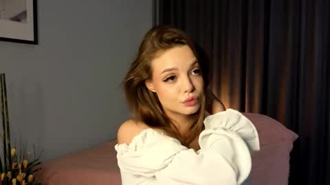 Snapshot of sureprise chatting on September 9, 3:01 pm Kira online show from September 9, 3:01 pm