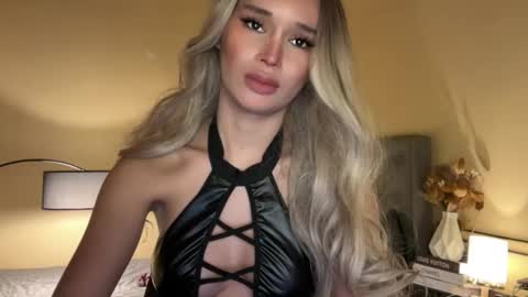 Mia online show from November 4, 5:20 am