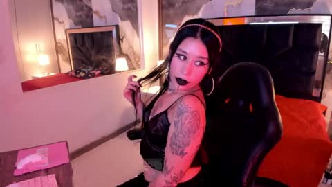 susanvilla online show from April 7, 8:44 pm