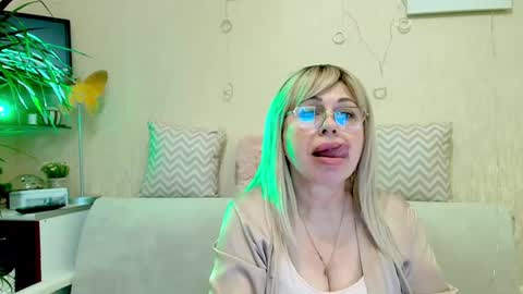 SusieNoreen online show from March 7, 2:04 am