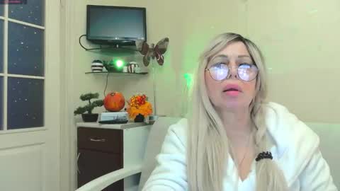 SusieNoreen online show from October 29, 9:11 am