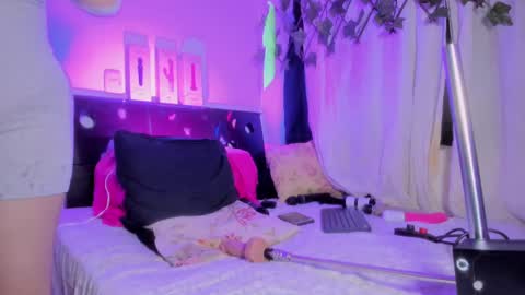 sussanmiller_ online show from February 24, 4:26 pm