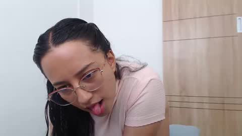 Snapshot of sweet1sin chatting on February 24, 7:19 pm Laura online show from February 24, 7:19 pm