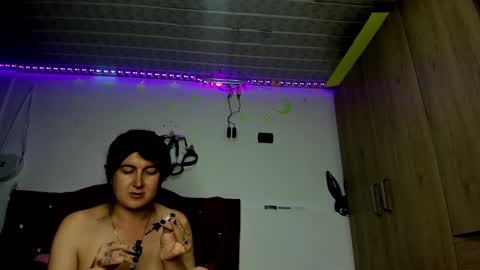 Snapshot of sweet__suck69bitch chatting on January 6, 11:31 pm sweet__suck69bitch online show from January 6, 11:31 pm