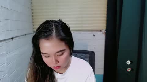 Snapshot of sweet_laika chatting on January 4, 4:12 am LAIKA online show from January 4, 4:12 am