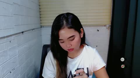 Snapshot of sweet_laika chatting on January 17, 5:53 am LAIKA online show from January 17, 5:53 am