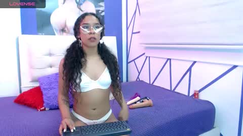 sweet_naomy01 online show from November 13, 12:35 am