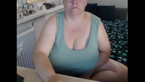Snapshot of sweetboobs85h chatting on September 8, 5:56 pm Sweetboobs85h online show from September 8, 5:56 pm
