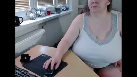 Snapshot of sweetboobs85h chatting on February 22, 9:45 am Sweetboobs85h online show from February 22, 9:45 am
