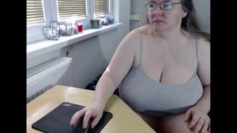 Snapshot of sweetboobs85h chatting on March 5, 7:16 am Sweetboobs85h online show from March 5, 7:16 am