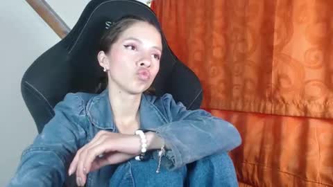Snapshot of sweetdam12 chatting on February 20, 8:25 pm sweetdam12 online show from February 20, 8:25 pm