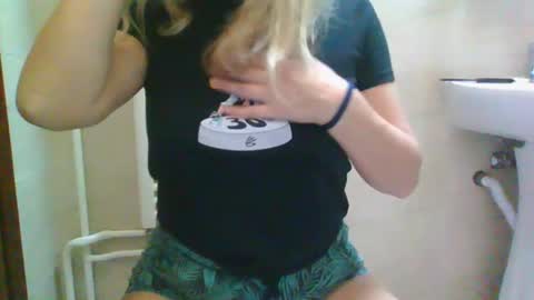 Snapshot of sweetdyzy chatting on February 16, 8:21 am Sweet Dyzy online show from February 16, 8:21 am