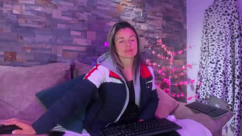 Snapshot of sweetfantasyy69 chatting on January 29, 1:37 am sweef online show from January 29, 1:37 am