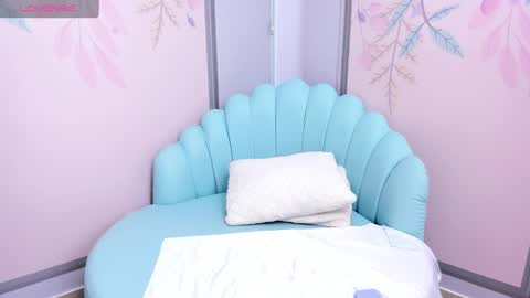 Snapshot of sweetgirl4u_ chatting on February 5, 6:15 pm MIA online show from February 5, 6:15 pm