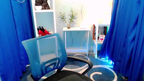 dessiree online show from February 26, 9:33 am