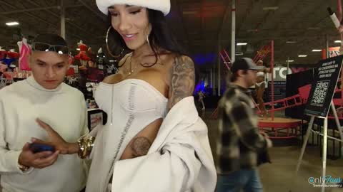 Snapshot of sweetlaurasaenz chatting on December 6, 10:24 pm Laura Saenz Geminis online show from December 6, 10:24 pm