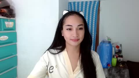 Snapshot of sweetlilly_18 chatting on December 5, 3:33 pm Lilly online show from December 5, 3:33 pm