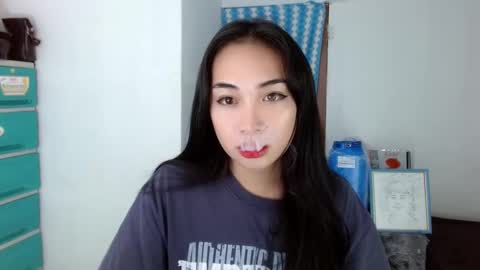 Snapshot of sweetlilly_18 chatting on December 7, 10:06 am Lilly online show from December 7, 10:06 am