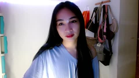 Snapshot of sweetlilly_18 chatting on March 10, 12:50 am Lilly online show from March 10, 12:50 am