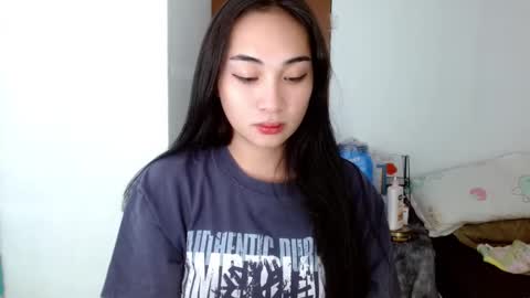 Snapshot of sweetlilly_18 chatting on December 6, 4:12 pm Lilly online show from December 6, 4:12 pm