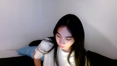 Snapshot of sweetlilly_18 chatting on March 4, 4:17 am Lilly online show from March 4, 4:17 am