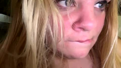 Snapshot of sweetlisa92 chatting on October 13, 3:58 pm Lisa online show from October 13, 3:58 pm