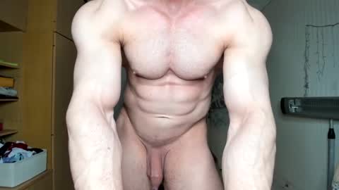 Snapshot of sweetmuscles_boy chatting on February 19, 5:16 pm Lorenzo online show from February 19, 5:16 pm