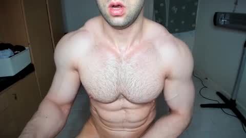 Snapshot of sweetmuscles_boy chatting on February 6, 8:18 am Lorenzo online show from February 6, 8:18 am