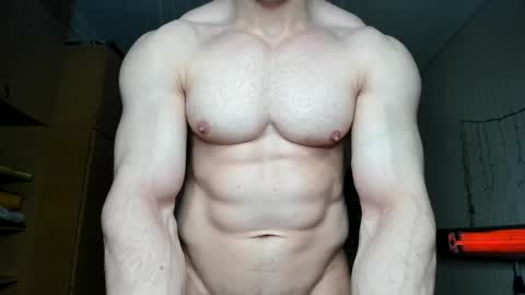 Snapshot of sweetmuscles_boy chatting on February 18, 4:58 am Lorenzo online show from February 18, 4:58 am
