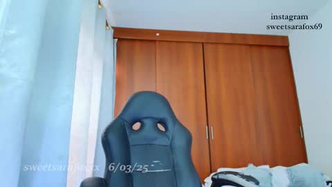 Snapshot of sweetsarafoxxx chatting on March 6, 8:16 pm Sara Sofia Libra online show from March 6, 8:16 pm