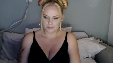 sweetsinz_ online show from October 24, 11:38 pm