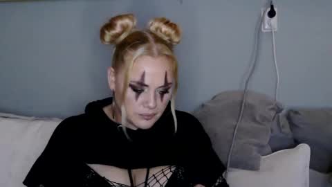 sweetsinz_ online show from October 31, 10:43 pm