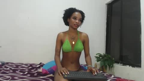 Snapshot of sweett_19 chatting on December 10, 4:02 am Andrea online show from December 10, 4:02 am
