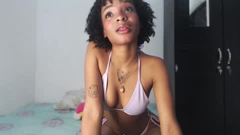 Snapshot of sweett_19 chatting on December 20, 10:43 pm Andrea online show from December 20, 10:43 pm