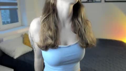 Snapshot of sweety_xis chatting on September 15, 3:46 pm Bella . online show from September 15, 3:46 pm