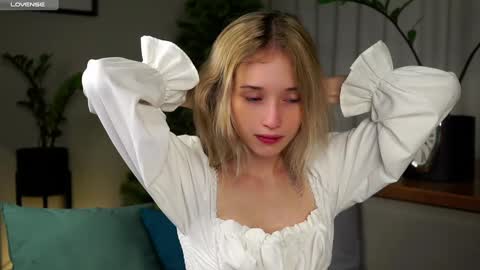 Mia online show from February 7, 1:25 am